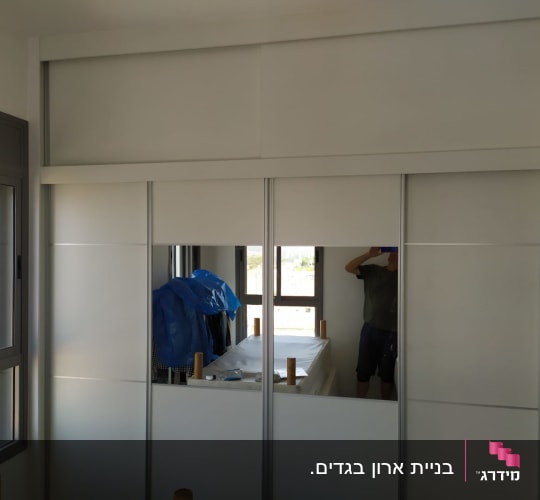 ארון בגדים עם דלתות הזזה ומראה
